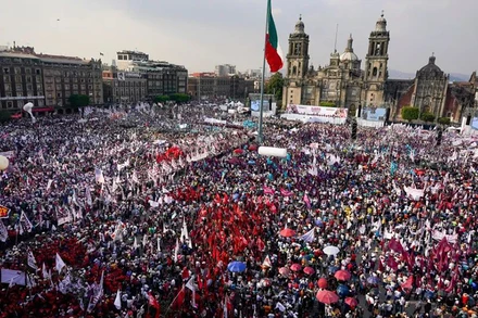 Người dân theo dõi ứng cử viên Tổng thống Mexico vận động tranh cử. (Ảnh MERCURY NEWS)