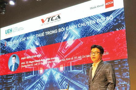 Phó Giáo sư, Tiến sĩ Phạm Khánh Nam, Hiệu trưởng Trường Kinh tế, Luật và Quản lý nhà nước thuộc Đại học Kinh tế Thành phố Hồ Chí Minh phát biểu tại tọa đàm.