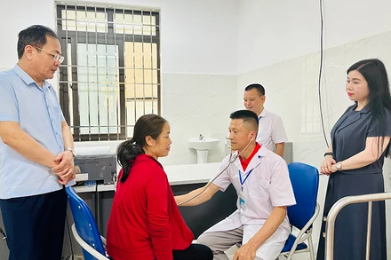 Cán bộ y tế xã Phiêng Khoài, huyện Yên Châu, tỉnh Sơn La khám bệnh cho người dân trong xã. (Ảnh TRUNG HIẾU)