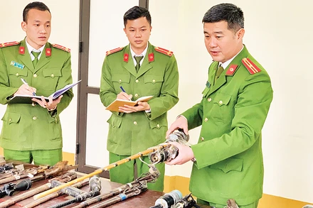 Qua tuyên truyền vận động, lực lượng Công an huyện Mường La đã thu hồi nhiều vũ khí, vật liệu nổ, công cụ hỗ trợ.