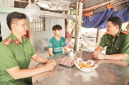 Công an xã Bình Hòa Hưng, huyện Đức Huệ, tỉnh Long An gặp gỡ, lắng nghe tâm tư nguyện vọng của nhân dân.