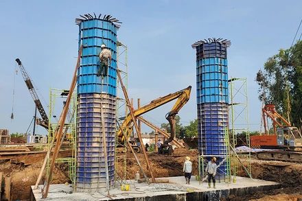 Thi công các hạng mục chủ chốt trên công trường cao tốc Cần Thơ-Cà Mau.