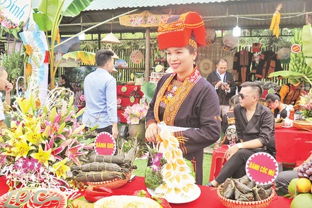 Những sản phẩm đặc trưng của bà con dân tộc Dao ở xã Công Sơn, huyện Cao Lộc (Lạng Sơn) được bày bán tại hội chợ của huyện.