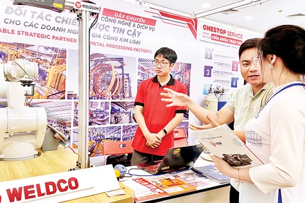 Đại diện Công ty cổ phần Công nghiệp WELDCOM giới thiệu sản phẩm tới khách hàng.