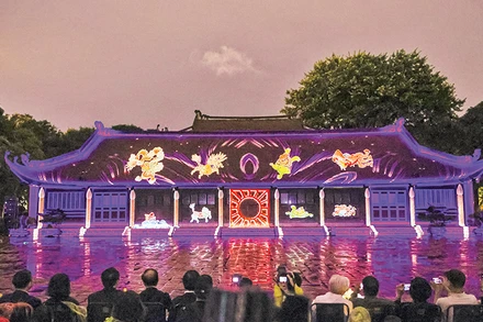 Khách du lịch thích thú tham gia tour đêm tại Văn Miếu-Quốc Tử Giám.