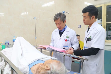 Bác sĩ Bệnh viện Hữu nghị Việt Đức thăm khám cho bệnh nhân 105 tuổi.