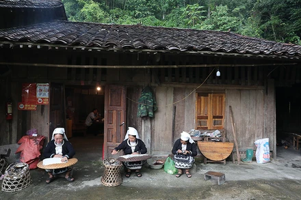 Đồng bào Dao tiền ở xóm Hoài Khao (xã Quang Thành, huyện Nguyên Bình, tỉnh Cao Bằng) thêu trên vải in sáp ong. (Ảnh KHIẾU MINH)