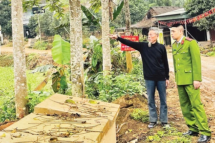 Đại úy Lương Văn Cúc, Trưởng Công an xã Yên Thái, huyện Văn Yên vận động người dân tham gia bảo vệ an ninh ở cơ sở.