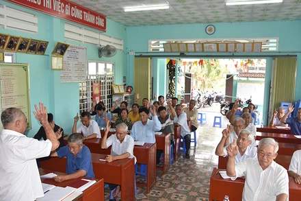 Đảng viên biểu quyết tại một cuộc họp chi bộ trên địa bàn xã Mỹ Phong, thành phố Mỹ Tho.