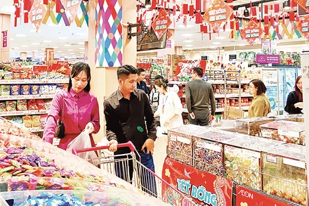 Người tiêu dùng mua sắm tại siêu thị Aeon Long Biên.