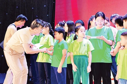 Đại diện Quỹ Hạt giống nhỏ (S-Seeds) khen thưởng các cháu có thành tích học tập tốt.