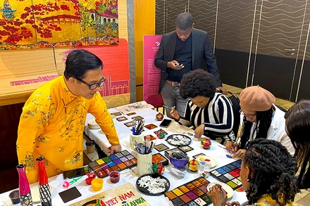 Người dân Nam Phi tìm hiểu và trải nghiệm nghệ thuật sơn mài Việt Nam trong “Ngày Việt Nam tại Nam Phi 2023”.