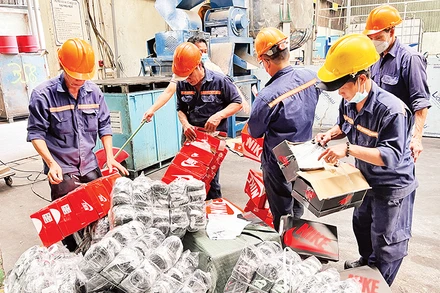 Lực lượng chức năng kiểm đếm hàng hóa giả mạo thương hiệu bị phát hiện, thu giữ. ( Ảnh Cục Quản lý thị trường Thành phố Hồ Chí Minh)