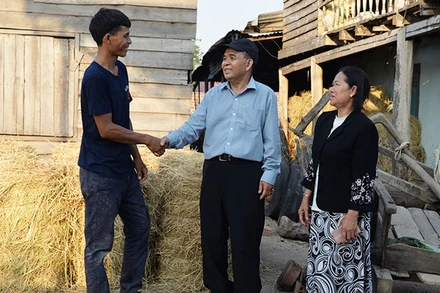 Ông Rmah Djuan (giữa) và vợ đi thăm bà con lối xóm trong chuyến về thăm thân ở thị trấn Phú Thiện (huyện Phú Thiện, Gia Lai) năm 2023.