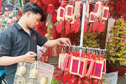 Khách hàng lựa chọn đồ trang trí Tết thuần Việt bày bán trên đường Hải Thượng Lãn Ông, Quận 5.