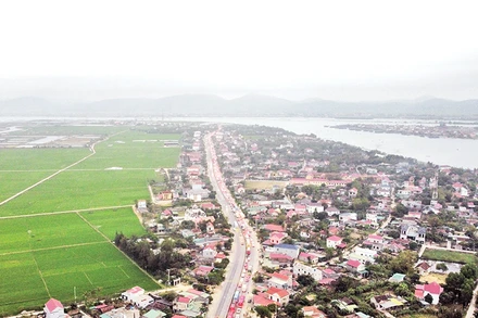 Ô-tô xếp thành hàng dài do ùn tắc tại Quốc lộ 1A đoạn qua cầu Gianh trong dịp Tết Nguyên đán 2024.