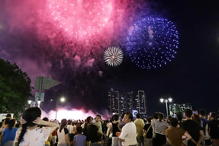 Hàng nghìn người dân ở Thành phố Hồ Chí Minh mãn nhãn trước màn pháo hoa kéo dài 15 phút nhân kỷ niệm 49 năm Ngày thống nhất đất nước. (Ảnh THẾ ANH)