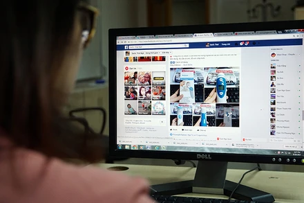 Người tiêu dùng cần tìm hiểu kỹ thông tin người bán, thông tin sản phẩm khi mua sắm trực tuyến. (Ảnh TUỆ NGHI)