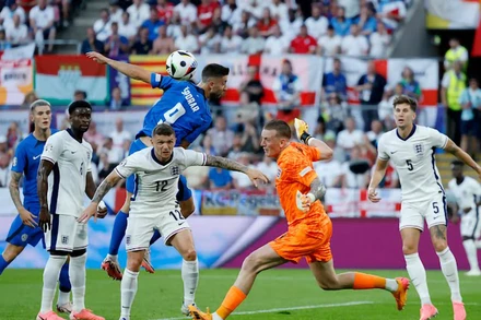 Đội tuyển Anh (áo trắng) trong trận hòa 0-0 trước Slovenia tại vòng bảng.