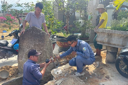 Nhân viên Nhà máy nước La Dạ lắp đường ống dẫn nước sạch cho người dân.