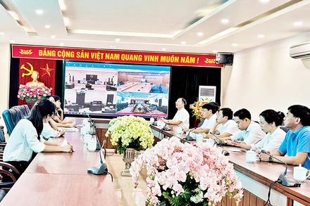 Cán bộ Tòa án nhân dân tỉnh Bắc Ninh theo dõi phiên xét xử trực tuyến rút kinh nghiệm.