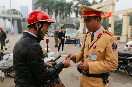 Bộ Công an đề xuất quy định mới về điểm, trừ điểm giấy phép lái xe trong dự thảo Luật Trật tự, an toàn giao thông đường bộ. (Ảnh TUẤN TRUNG)