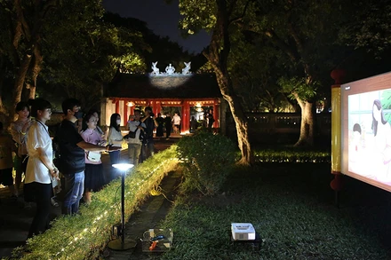 Du khách tham quan tour “Trải nghiệm đêm Văn Miếu-Quốc Tử Giám”. (Ảnh Thành Nguyễn)