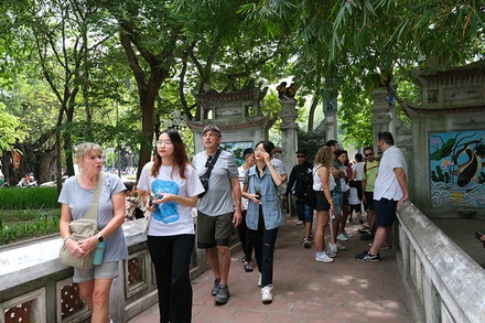 Khách du lịch các nước tham quan Đền Ngọc Sơn, Hà Nội. (Ảnh HỒ HẠ)