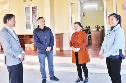 Các đảng viên Chi bộ xóm Đông Mu, thị trấn Thanh Nhật, huyện Hạ Lang trao đổi về thực hiện nhiệm vụ phát triển đảng viên mới.