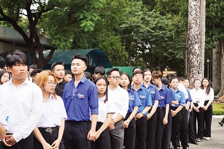 Người dân xếp hàng vào viếng Tổng Bí thư Nguyễn Phú Trọng tại Hội trường Thống Nhất. (Ảnh THẾ ANH)