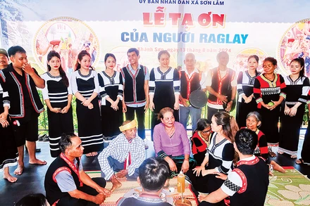 Quang cảnh lễ tạ ơn của người Ra Glai.