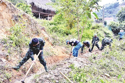 Bộ đội Trung đoàn 148 giúp nhân dân xã Yên Lâm, huyện Hàm Yên (Tuyên Quang) nạo vét, khơi thông hệ thống mương dẫn nước.