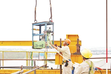 Công nhân thi công một hạng mục của dự án cao tốc Bến Lức-Long Thành. (Ảnh Thế Anh)