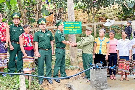 Đồn Biên phòng Tam Quang trao công trình nước sạch, tặng người dân.
