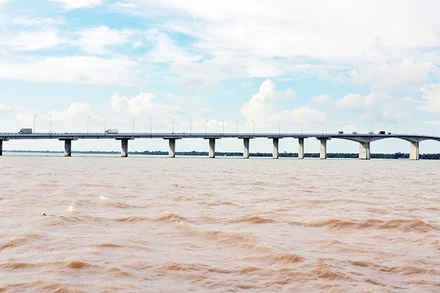 Cầu Cổ Chiên 1 kết nối tỉnh Trà Vinh với tỉnh Bến Tre vàThành phố Hồ Chí Minh theo tuyến Quốc lộ 60.