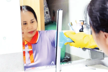 Lao động thời vụ như dọn dẹp nhà cửa, làm sạch công trình xây dựng cuối năm được nhiều công ty rao tuyển.