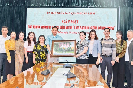 Lãnh đạo UBND quận Hoàn Kiếm tặng quà tri ân ông Tohru Ninomiya (thứ sáu từ trái sang).