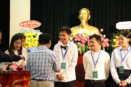 Các tác giả trẻ được khen thưởng tại Hội nghị người viết trẻ Thành phố Hồ Chí Minh năm 2024. (Ảnh BTC)