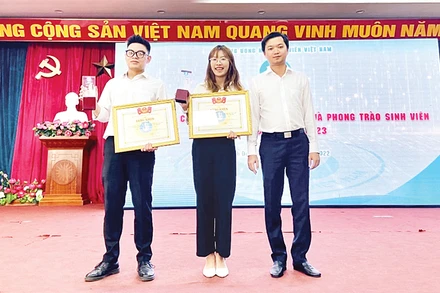 Đại diện dự án “Rule 901”nhận Bằng khen của Trung ương Hội Sinh viên Việt Nam.