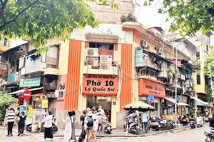 Khách phải xếp hàng dài mới đến lượt được phục vụ là hình ảnh quen thuộc ở những quán ăn ngon tại quận Hoàn Kiếm.