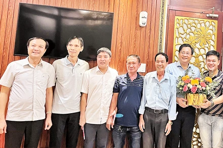 Đại diện Công ty cổ phần Đầu tư Lê Bảo Minh trao thưởng cho các kỳ thủ đạt thành tích cao của Thành phố Hồ Chí Minh.