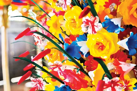 Hoa giấy Thanh Tiên có hàng chục loại như: cúc, lan, quỳ, tường vi,… thường được dùng trang trí những nơi thờ tự trong nhà, các miếu, trang bà, am, bàn thờ ông địa, táo quân, thần bếp…