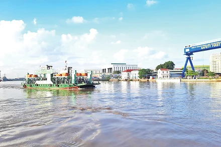 Bến phà Bình Khánh (sông Soài Rạp) kết nối giao thông giữa huyện Nhà Bè với huyện Cần Giờ, Thành phố Hồ Chí Minh.