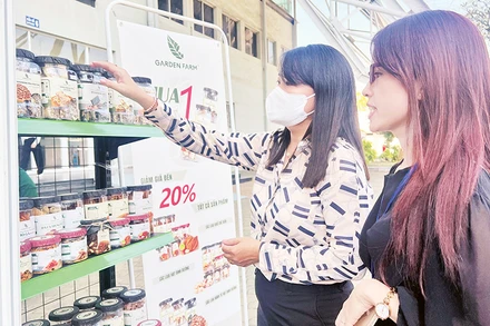 Người dân mua sắm thực phẩm phục vụ những ngày Tết tại các hội chợ ở Thành phố Hồ Chí Minh.