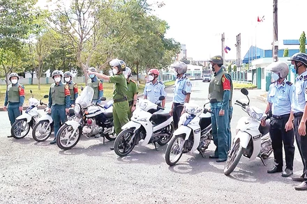 Lực lượng tự vệ Tổng công ty Sonadezi phối hợp cơ quan chức năng tuần tra trong khu công nghiệp ở thành phố Biên Hòa.