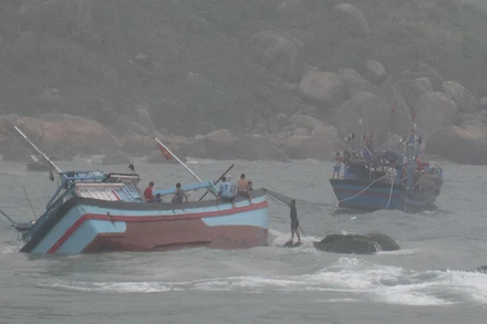 Luồng lạch cửa biển Mỹ Á bị bồi lấp nặng khiến nhiều tàu cá ra vào bị mắc cạn, bị sóng đánh chìm.