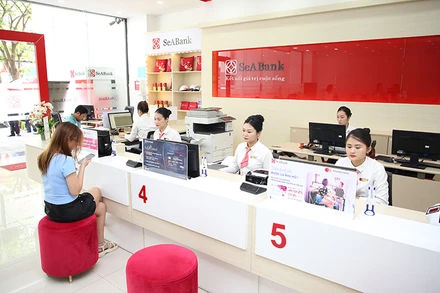 Khách hàng giao dịch tại chi nhánh ngân hàng SeABank.