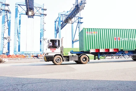 Vận chuyển hàng hóa xuất, nhập khẩu tại cảng Cát Lái, thành phố Thủ Đức.