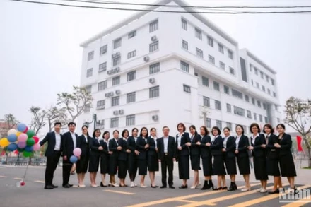 Nhà khám bệnh và điều trị, thuộc Bệnh viện đa khoa Đông Hưng là điểm nhấn kiến trúc trên địa bàn.