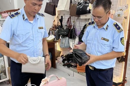 Đội Quản lý thị trường số 1, thuộc Cục Quản lý thị trường tỉnh Thái Bình kiểm tra cửa hàng Huyền Nguyễn (thành phố Thái Bình) bày bán sản phẩm giả mạo nhãn hiệu nước ngoài. (Ảnh Cục Quản lý thị trường tỉnh Thái Bình cung cấp)